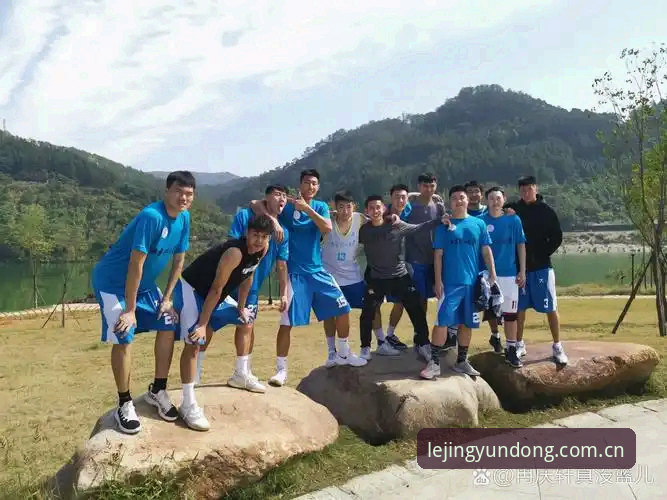每个休赛期，NBA球队的运作都像一场精密的下棋——但湖人今年的棋局，似乎比谁都复杂。为什么一笔看似普通的分析师签约，能牵动詹姆斯、东契奇乃至整个西部格局的神经？这背后的逻辑，远比官宣措辞更值得玩味。